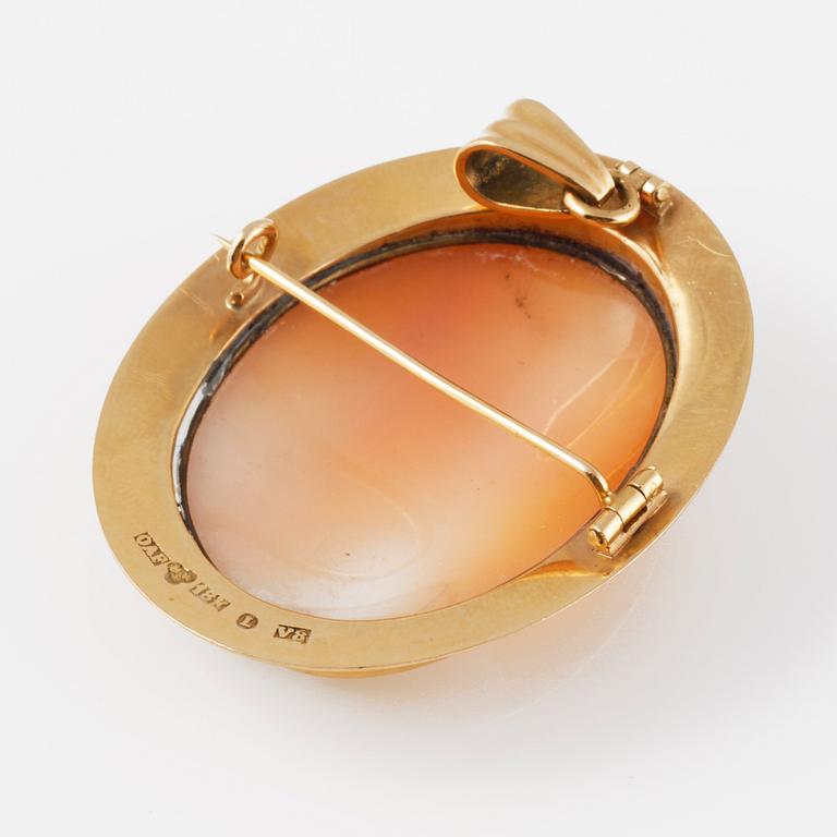BROSCH, 18k guld med snäckskalskamé, Oscar Frid, Linköping, 1947. Vikt 15,2 gram.