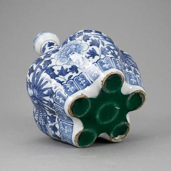 TULPANVAS. Porslin, Kina, 1800-tal.
