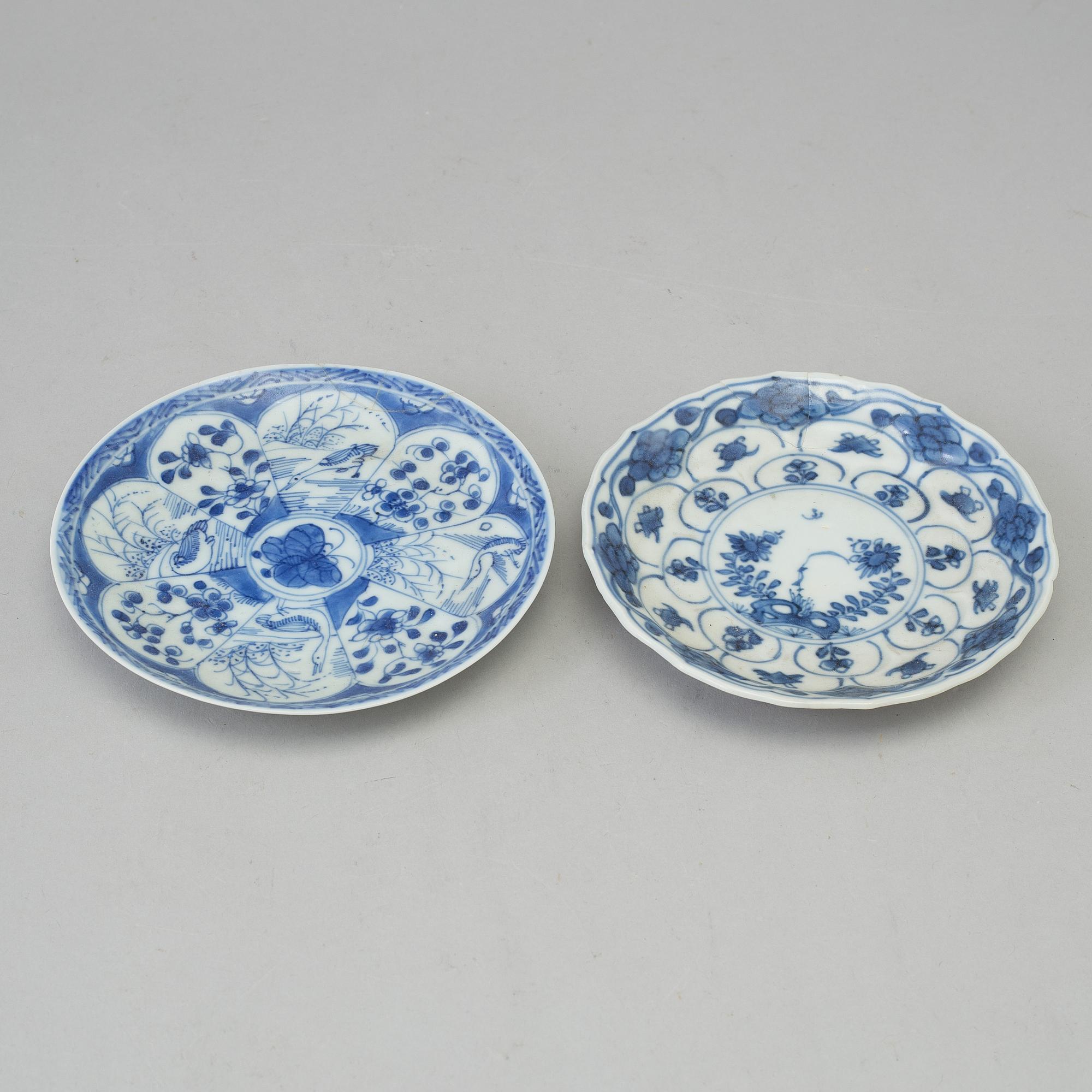 Two blue and white dishes and two cups with dishes, Qing dynasty, Qianlong (1736-95) and Kangxi (1662-1722).