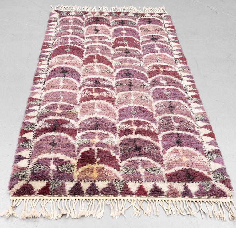Marianne Richter, gallerimatta, "Fjädern, lila", rya, ca 280 x 122 cm. Signerad AB MMF MR.