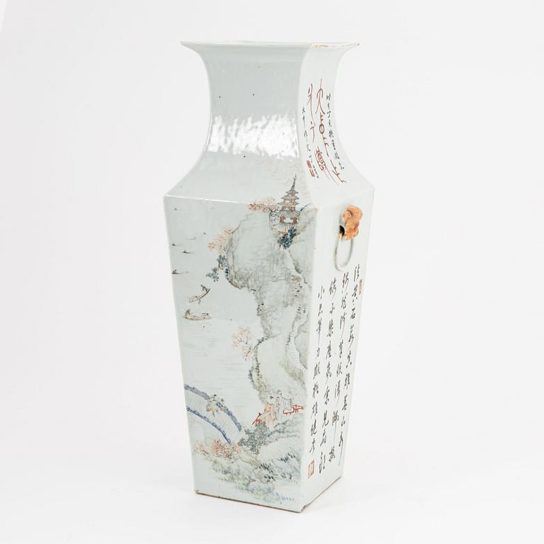 A Chinese square caligraphy vase, around 1900.