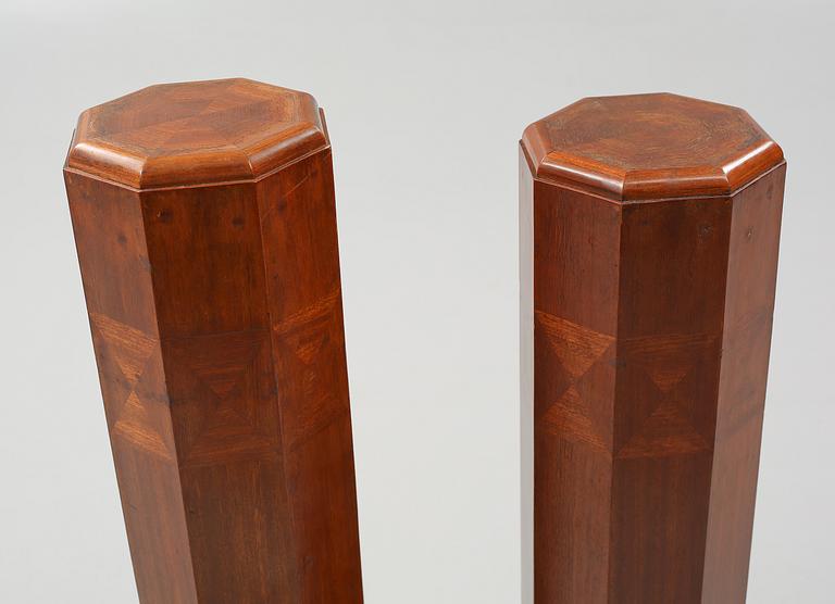 PIEDESTALER, ett par, senjugend, 1900-talets första hälft.