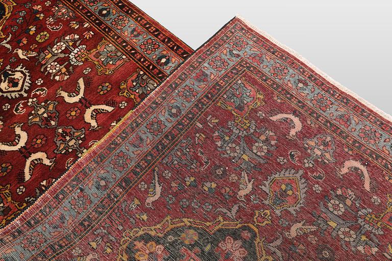 A figural Hamadan runner carpet, 450 x 112 cm.