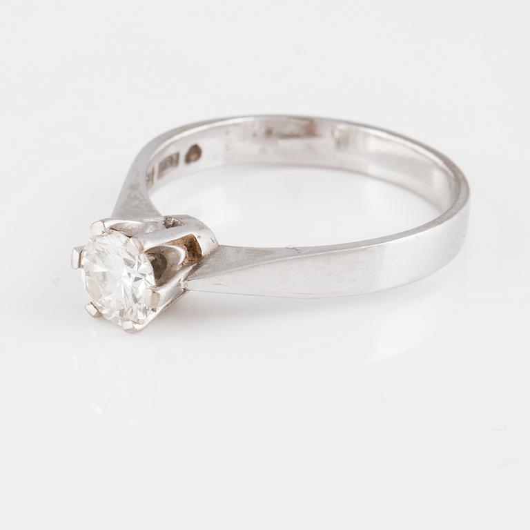 RING, 18K vitguld med äldre briljantslipad diamant 0.63 ct, Alton, Falköping, 1993. Vikt 3,3 gram.