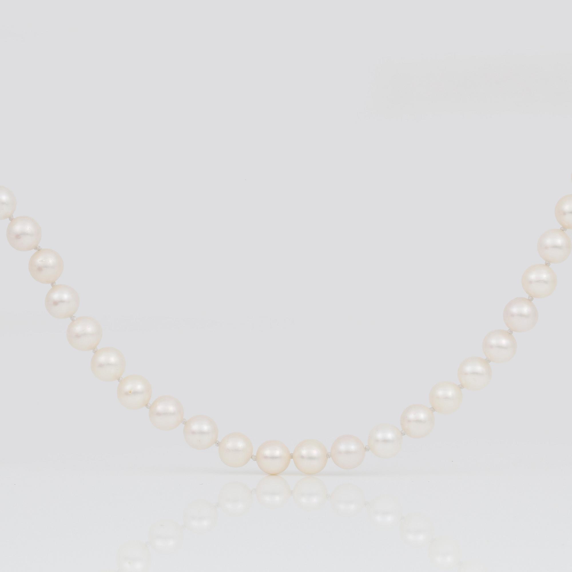 PÄRLCOLLIER,  med magnetiskt klotformat försilvrat lås och odlade vita pärlor.