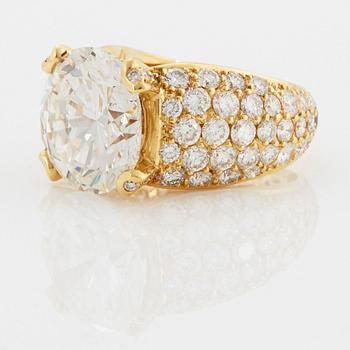 A ring in 18K gold set with a round brilliant-cut diamond 10.08 ct G vs2.