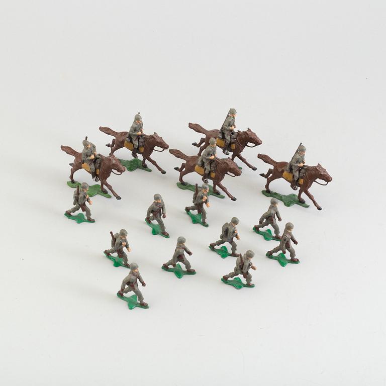 15 tin soldiers from 20th century.