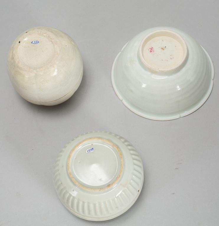 ASKAR med LOCK, två stycken samt SKÅL, keramik. Sydostasien, 1900-tal.