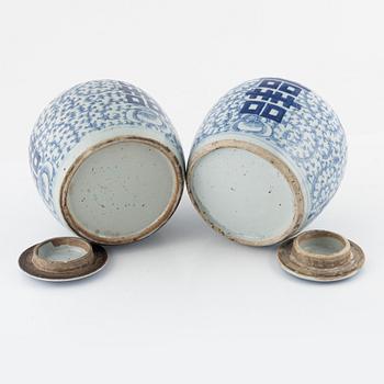 A pair of blue and white lidded porcelain ginger jars, China, Qing dynasty, 19th century.