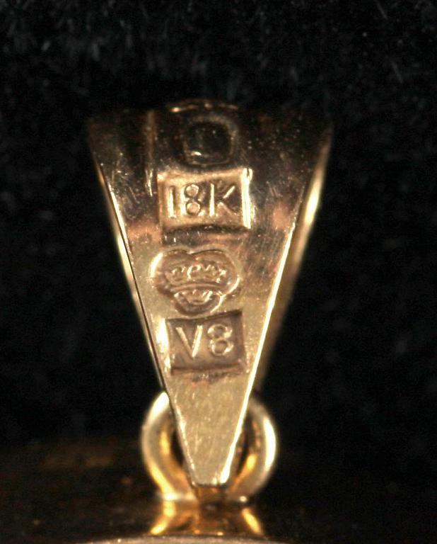 HÄNGE MED CAMÉ, 18k guld. 1947. Tot 13,5 gr.