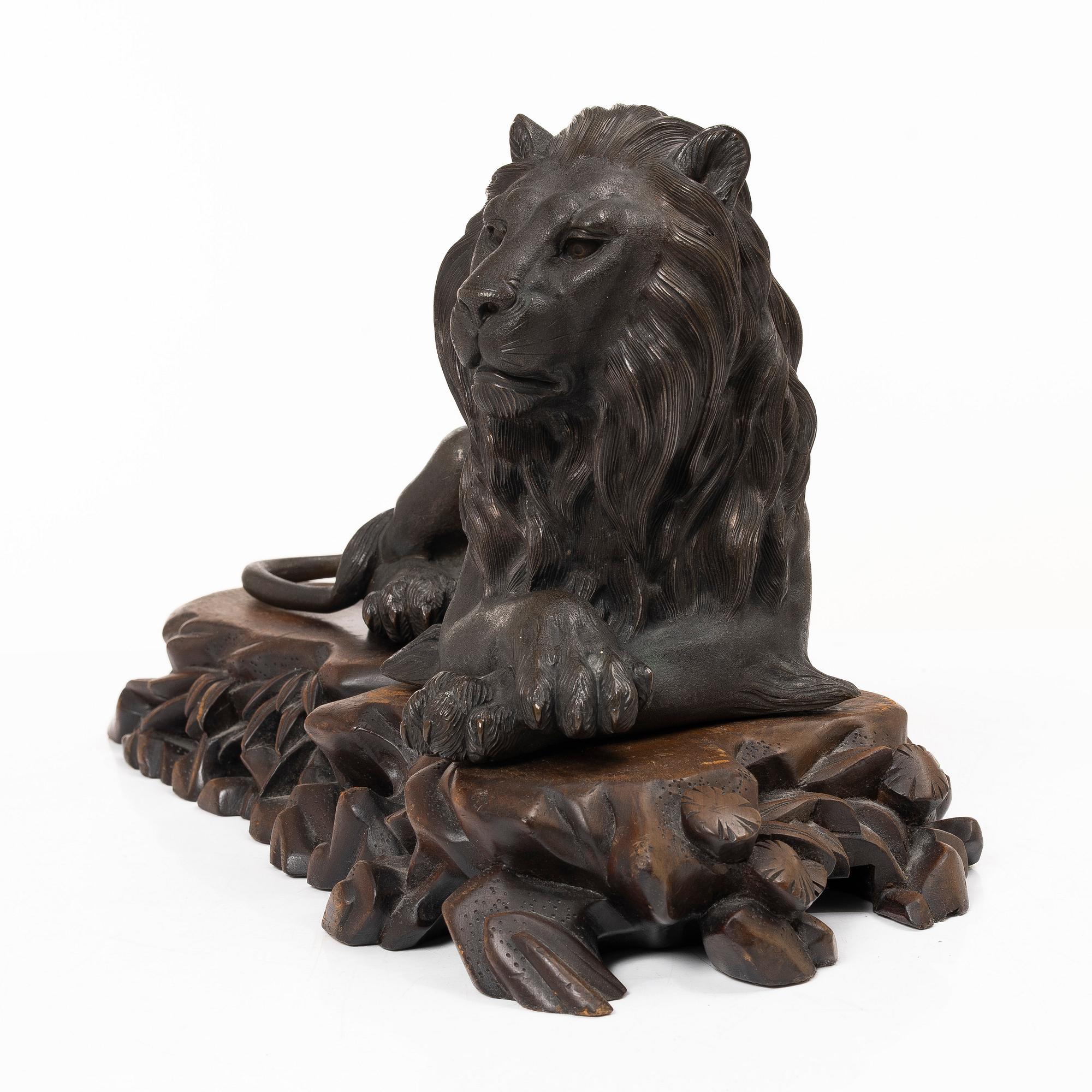 A pair of Japanese bronze lions, Meiji (1868-1912). Signed.