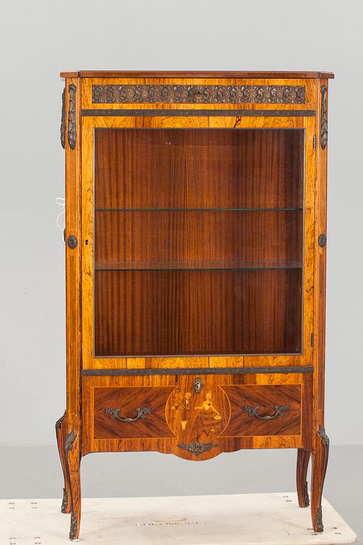 VITRINSKÅP, gustaviansk stil, 1900-tal.