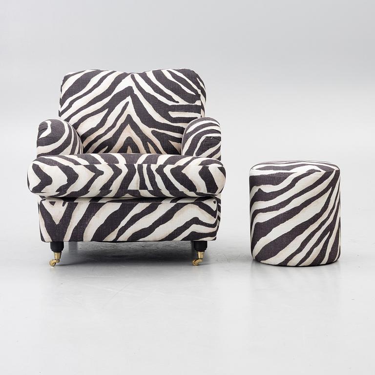 Fåtölj, av Howard-modell, samt pall.