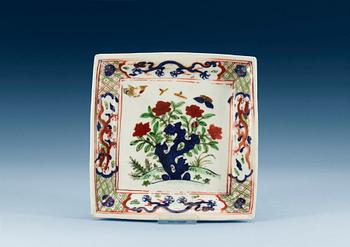 1327. A wucai square dish, Ming dynasty, Jiajing´s six character mark and period (1522-66).
