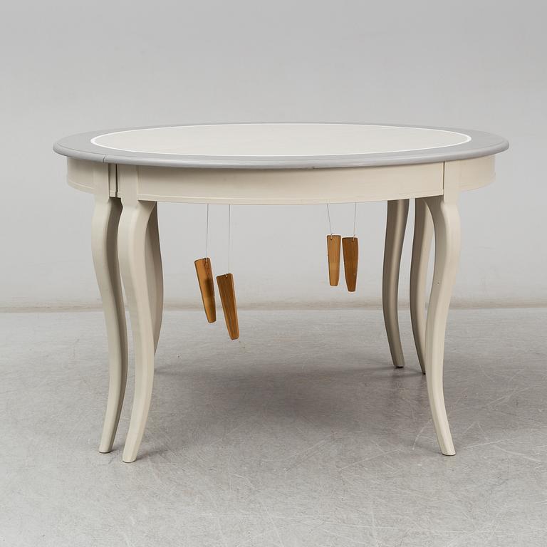 Matgrupp, 11 delar, ett bord och 10 stolar, rokokostil, modern tillverkning.