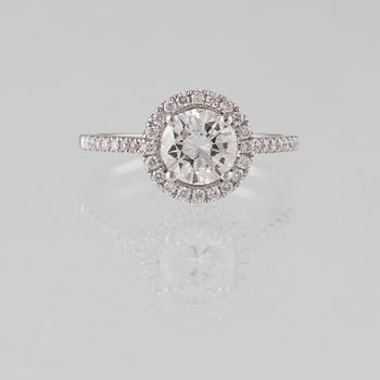 RING, 18K vitguld med briljantslipad diamant 1.07 ct samt små briljantsliapde diamanter 0.28 ct. Vikt 3.3 gram.