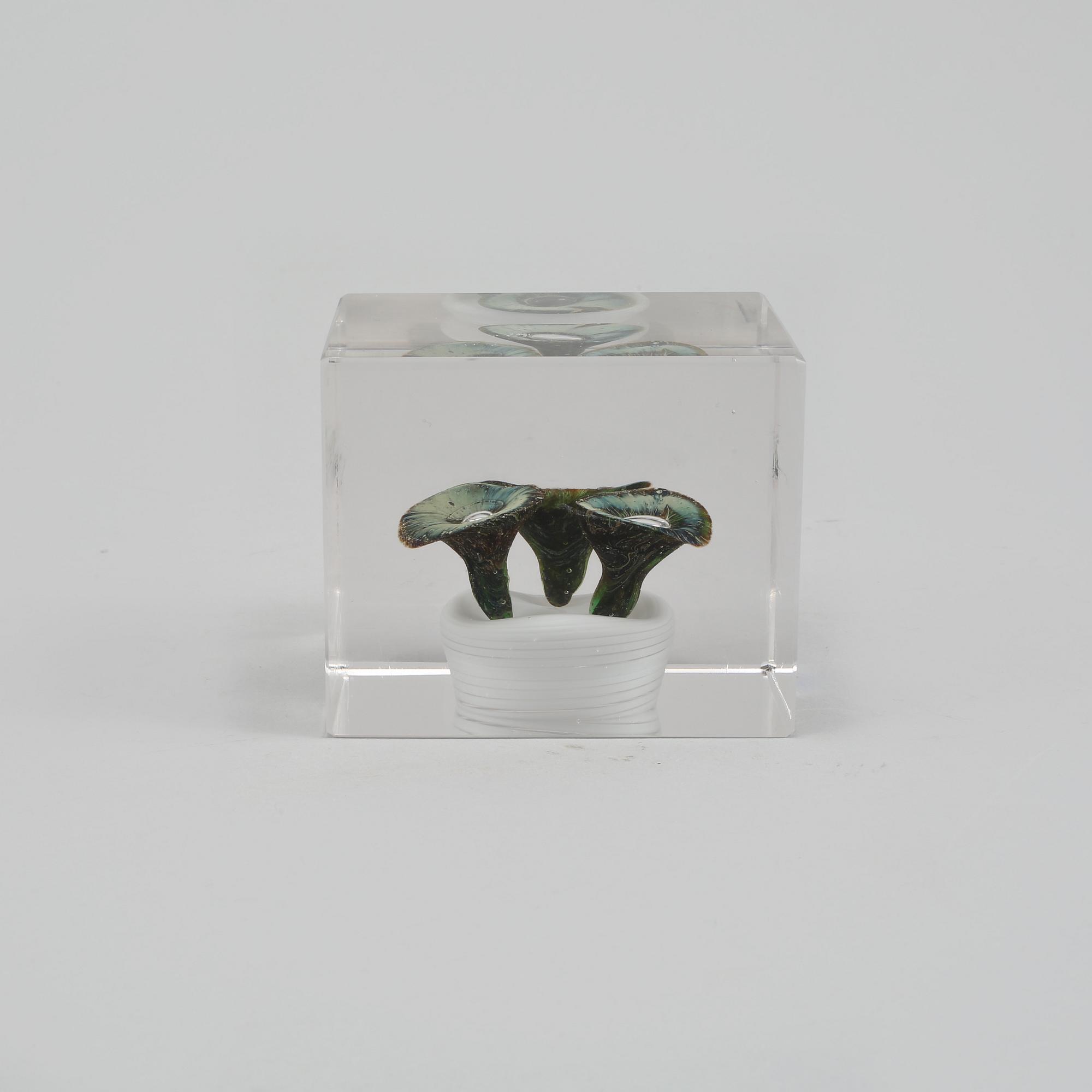 ÅRSKUB, glas, Oiva Toikka, Nuutajärvi,  signerad, numrerad 479/2000 samt daterad 1978.