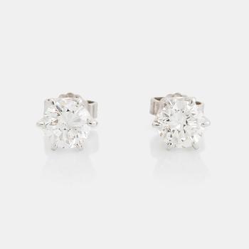 362. Ett par örhängen 18K vitguld med runda briljantslipade diamanter.