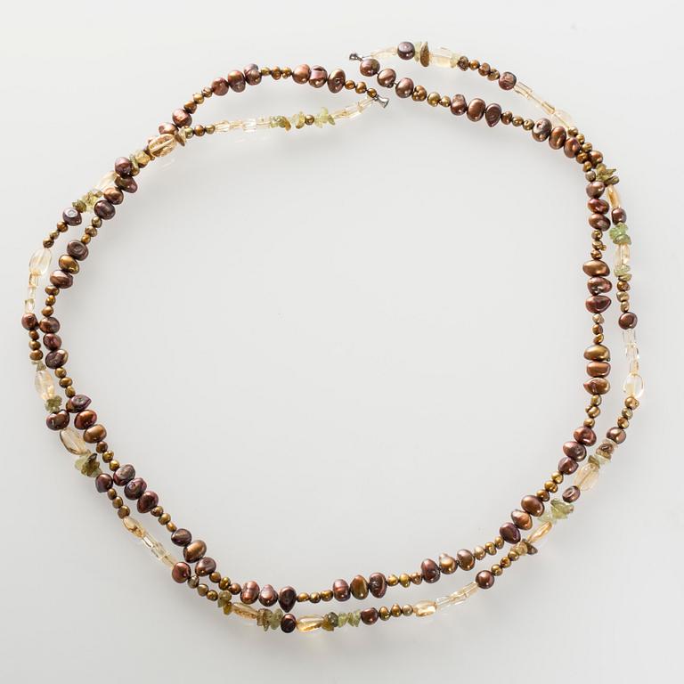 PÄRLCOLLIER, Ole Lynggaard, odlade sötvattenspärlor med citriner samt peridoter.
