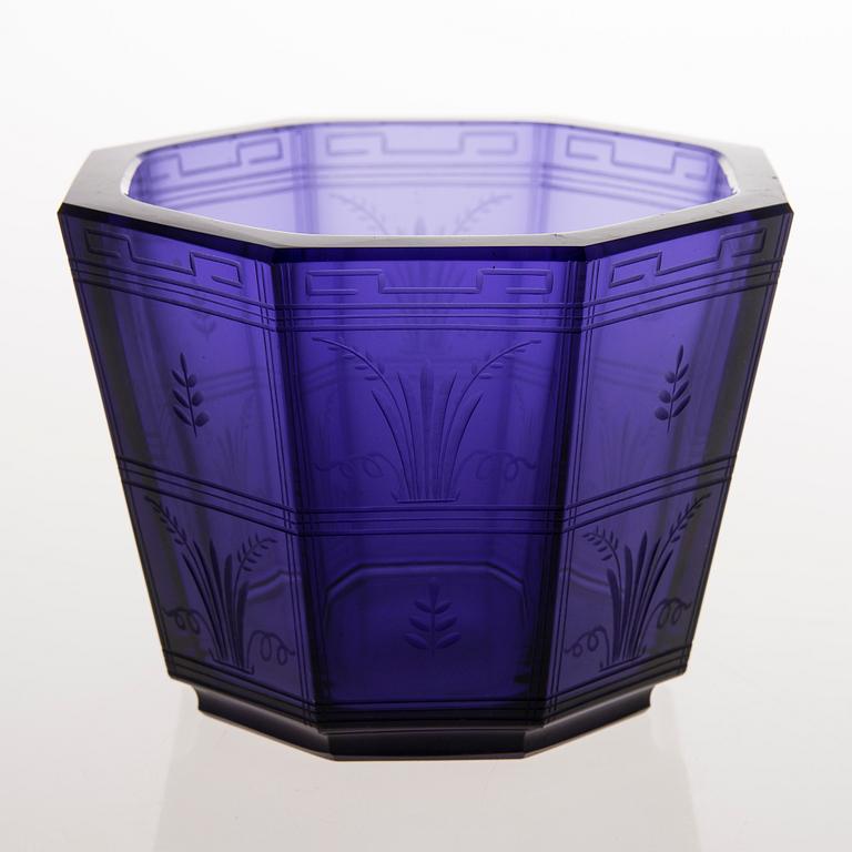 Göran Hongell, GÖRAN HONGELL, A 1930s cut glass bowl by Karhula.
