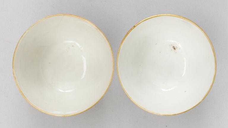 A pair of dragon cups, late Qing dynasty (1644-1912), with seal mark.