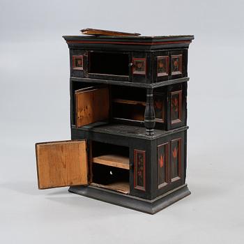 HÖRNSKÅP, allmoge, daterat 1776.