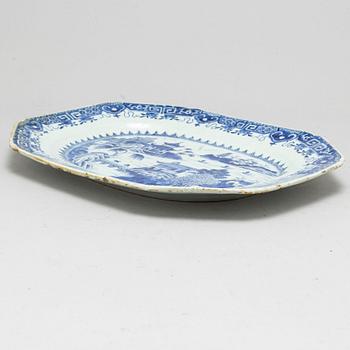 A blue and White export porcelain serving dish, Qing dynasty, Qianlong (1736-95).
