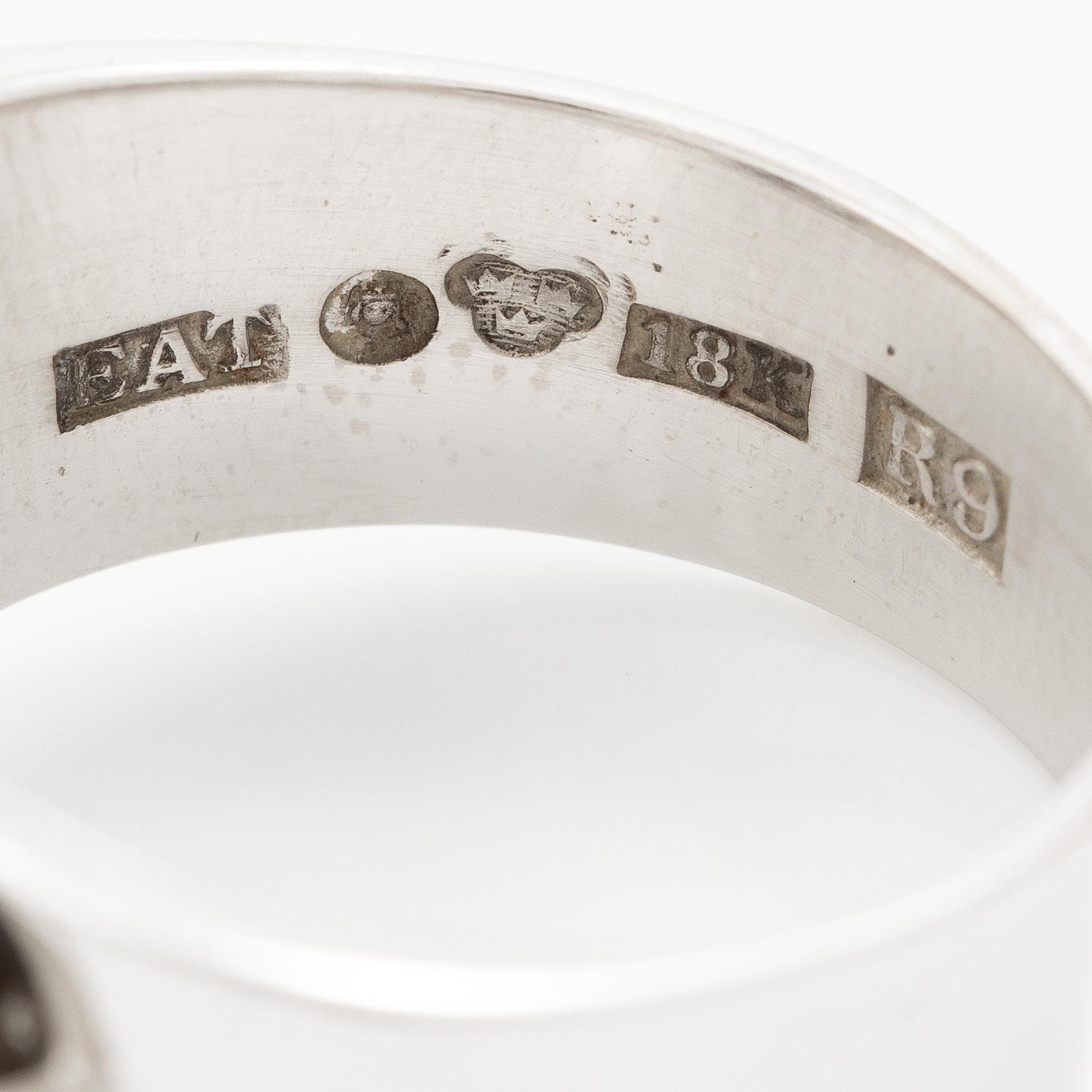 Ring 18K vitguld med runda briljant- och gammalslipade diamanter.