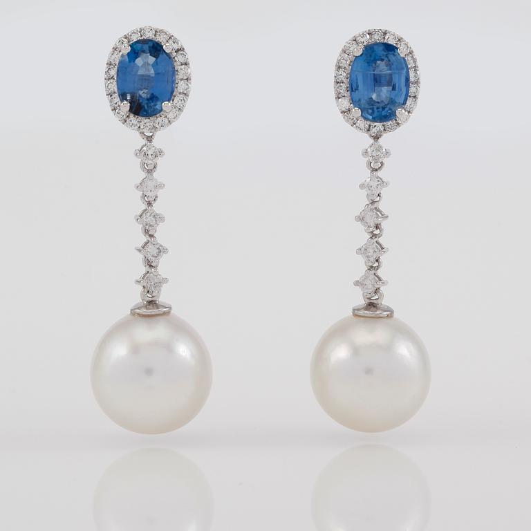 ÖRHÄNGEN, 1 par, 18K vitguld, diamanter tot ca 0.69 ct., blå kyaniter tot ca 3.00 ct och South Sea pärlor.