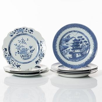 Tallrikar, nio stycken, kompaniporslin, Kina, Qingdynastin, 1700- respektive 1800-tal.