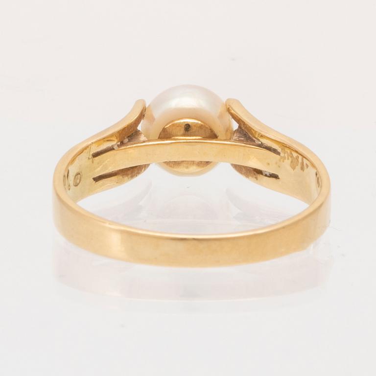Ring 18K gold with a cultured pearl and round single-cut diamonds.