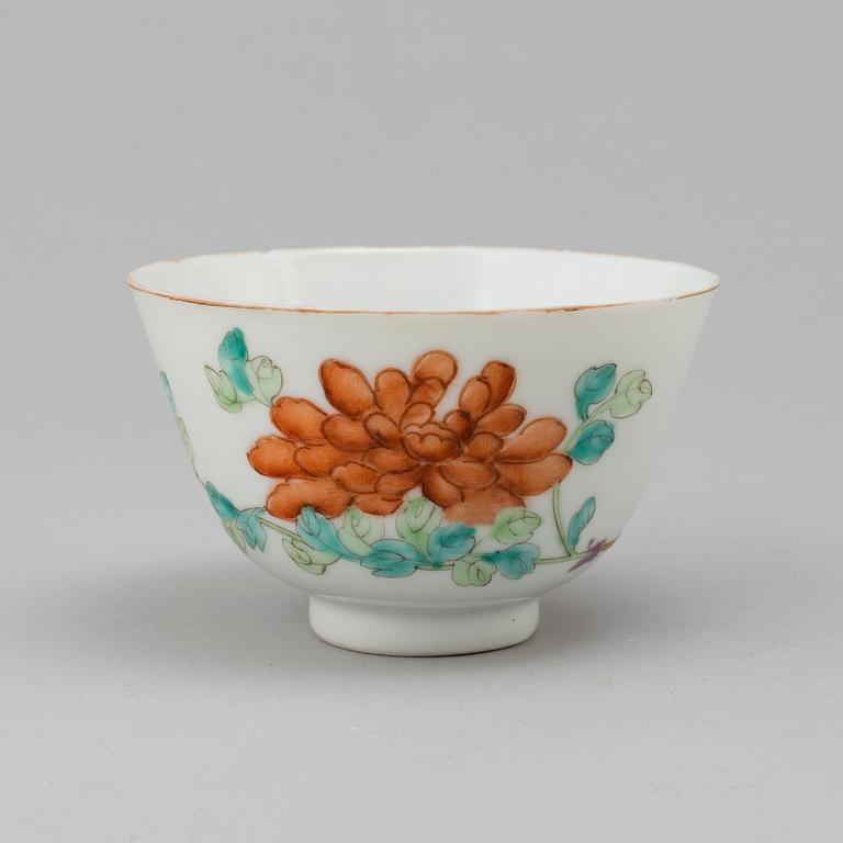 A famille rose bowl, Qing dynasty, (1874-1908).