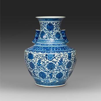 555. A large blue and white vase, late Qing dynasty (1644-1912).