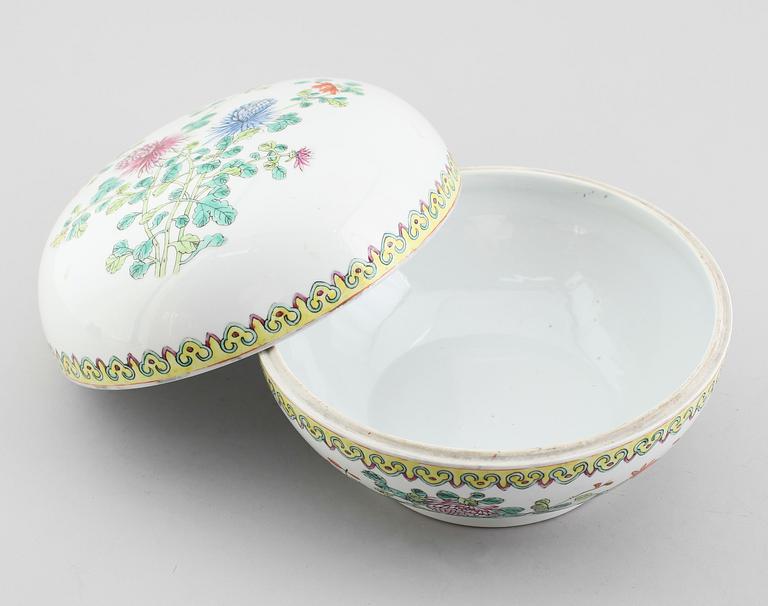 LOCKSKÅL, porslin, Kina, 1900-tal.