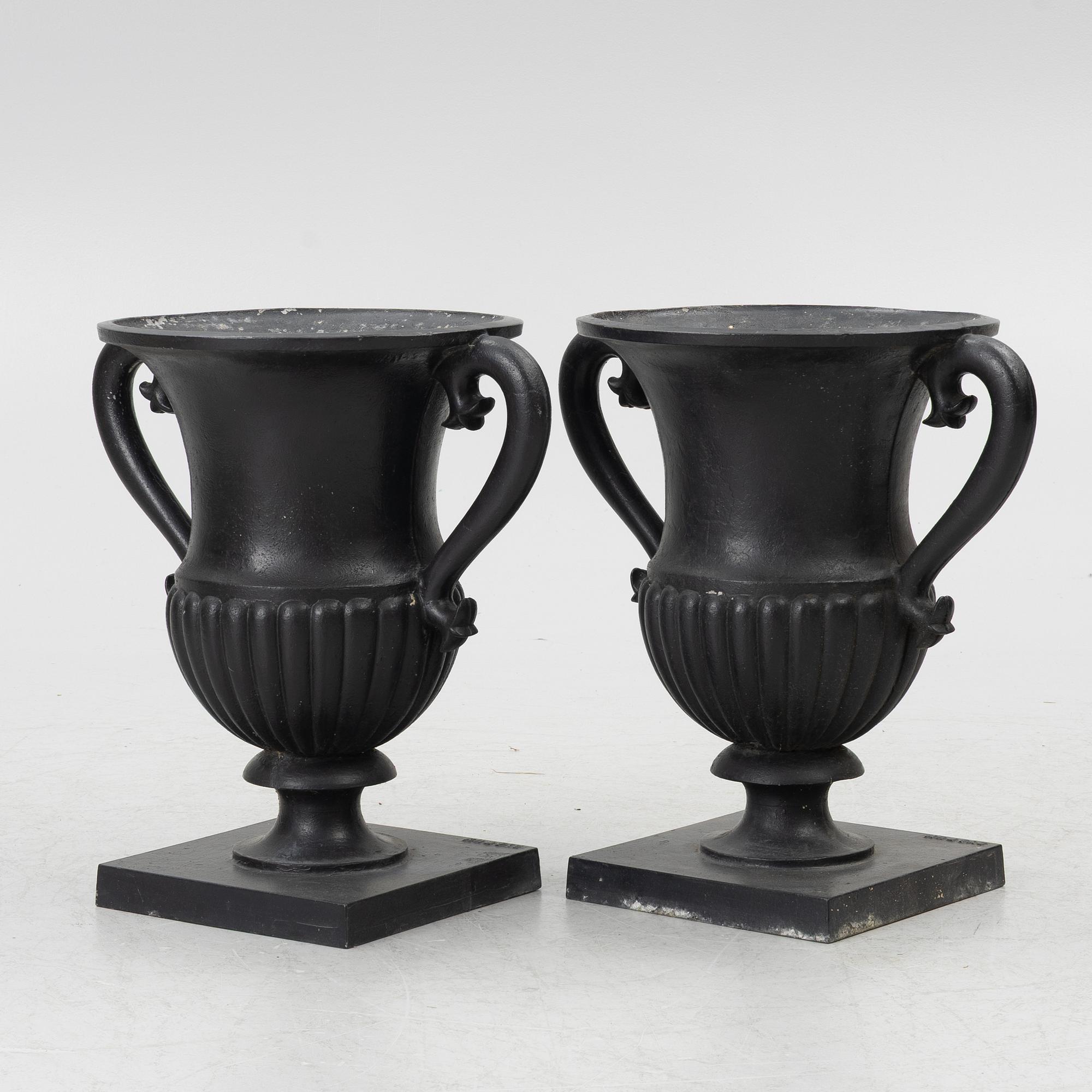 A pair of "Prakturnan" urns, Byarums Bruk, 21st century.