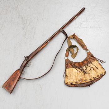 SLAGLÅSGEVÄR, Sauer & Sohn, Suhl, Tyskland, 1800-talets mitt, samt en JAKTVÄSKA.