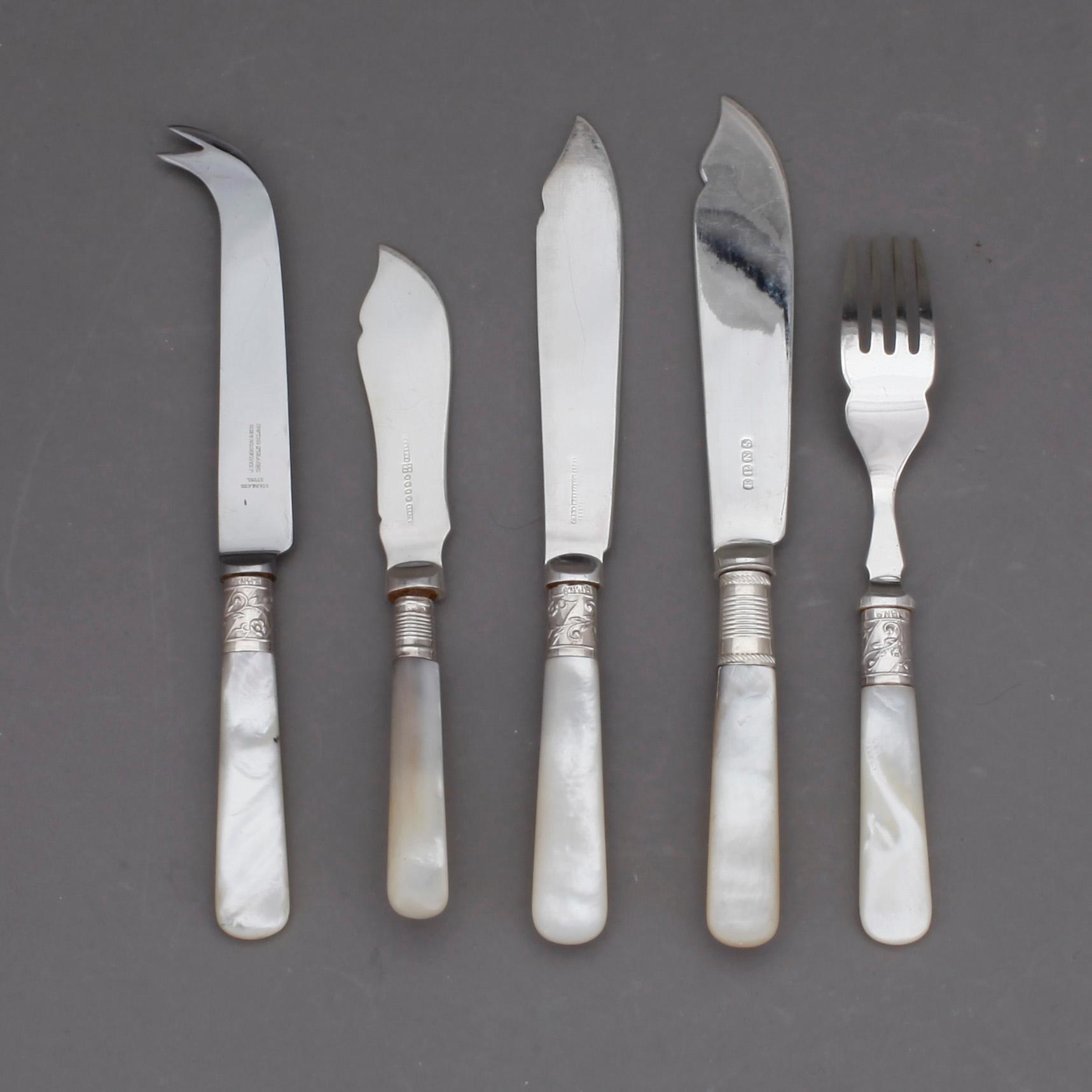 FISKBESTICK, 34 delar, pärlemor och pläter. England, Tidigt 1900-tal.