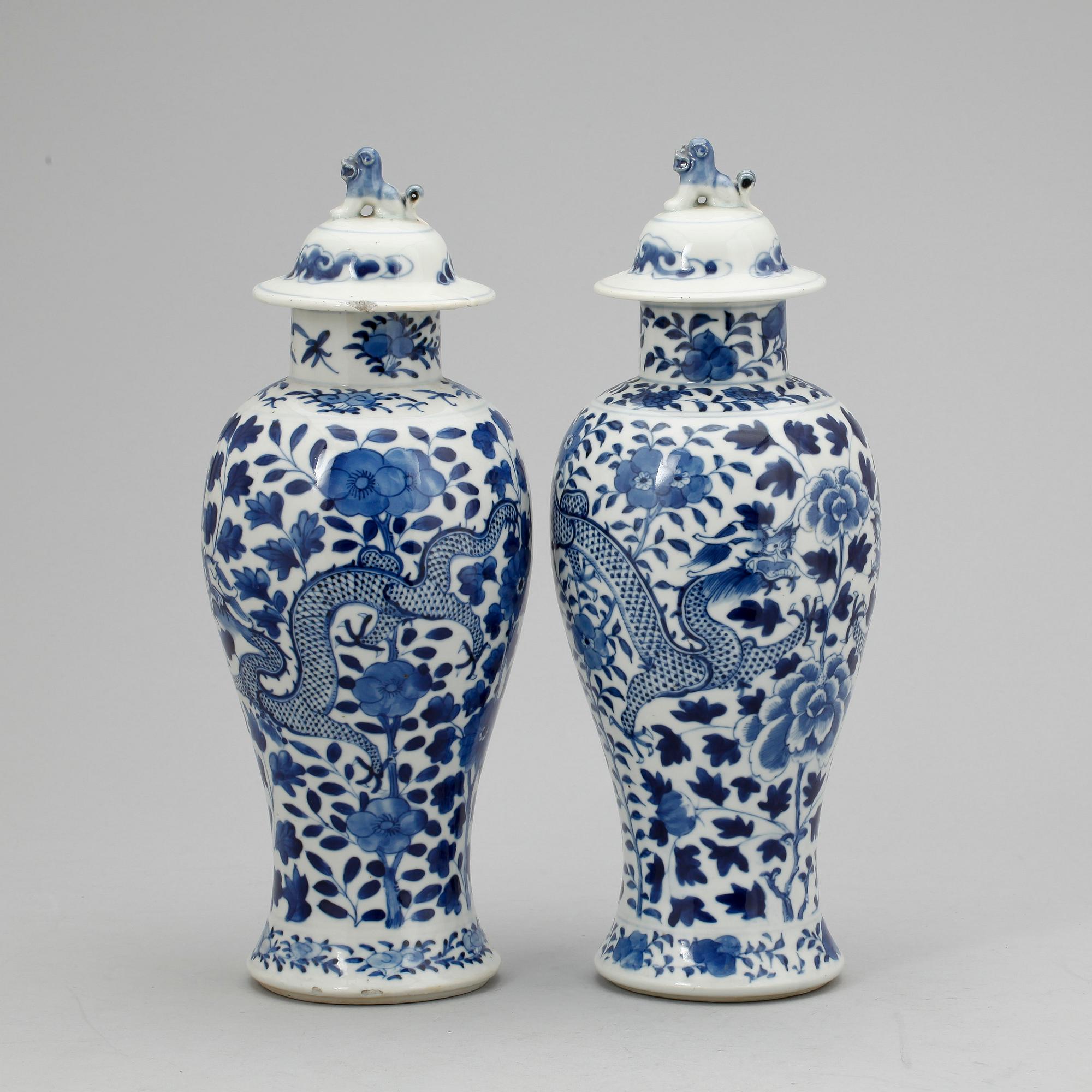 URNOR MED LOCK, 2 st, porslin, Kangxistil, Kina 1900-tal.