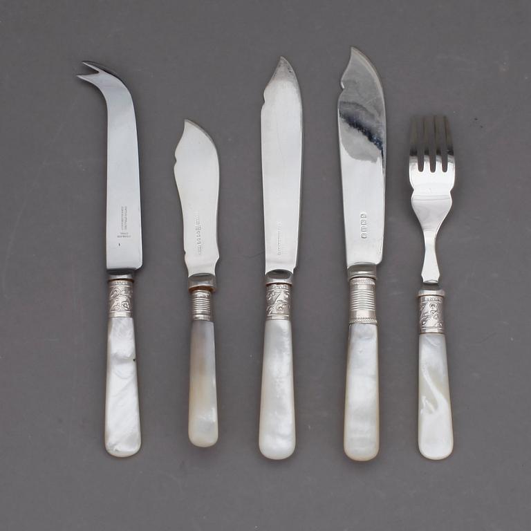 FISKBESTICK, 34 delar, pärlemor och pläter. England, Tidigt 1900-tal.