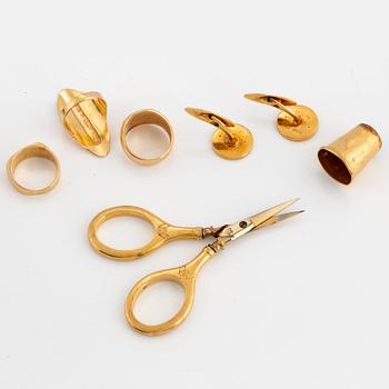 RINGAR 3 st, MANSCHETTKNAPPAR, SAX och FINGERBORG, 18K guld.