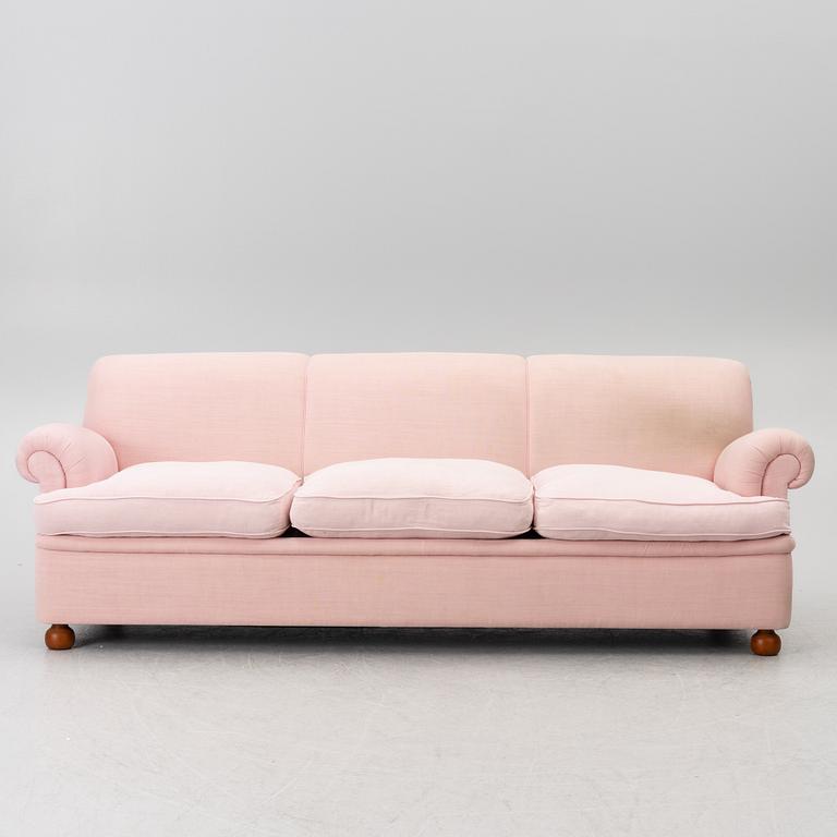 Josef Frank, a model 703 sofa, Firma Svenskt Tenn, ca. 2018.