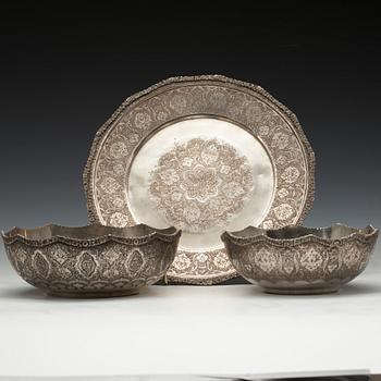 SKÅLAR, 2 st, och FAT, silver, Persien, 1900-tal. Vikt ca 1175 g.