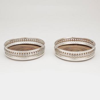 COASTERS, 2 st, silver, London, England, omkring år 1900.