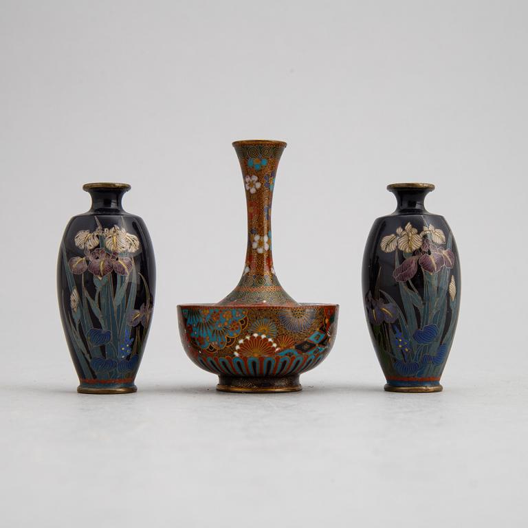 Minatyrvaser, cloisonné, tre stycken (2+1), Japan, Meiji (1868-1912).