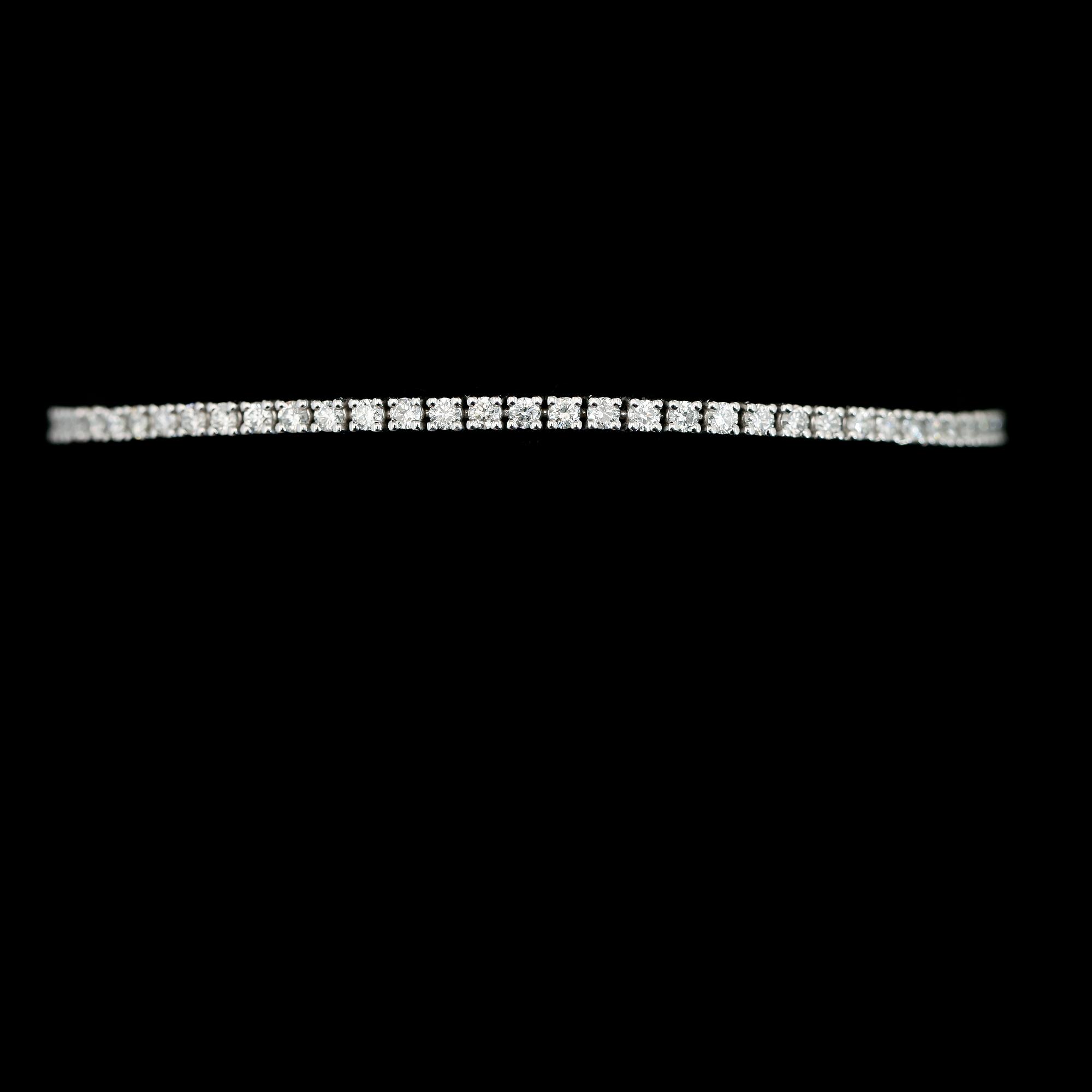 ARMBAND, 18K vitguld, 82 briljantslipade diamanter tot ca 2.20 ct.