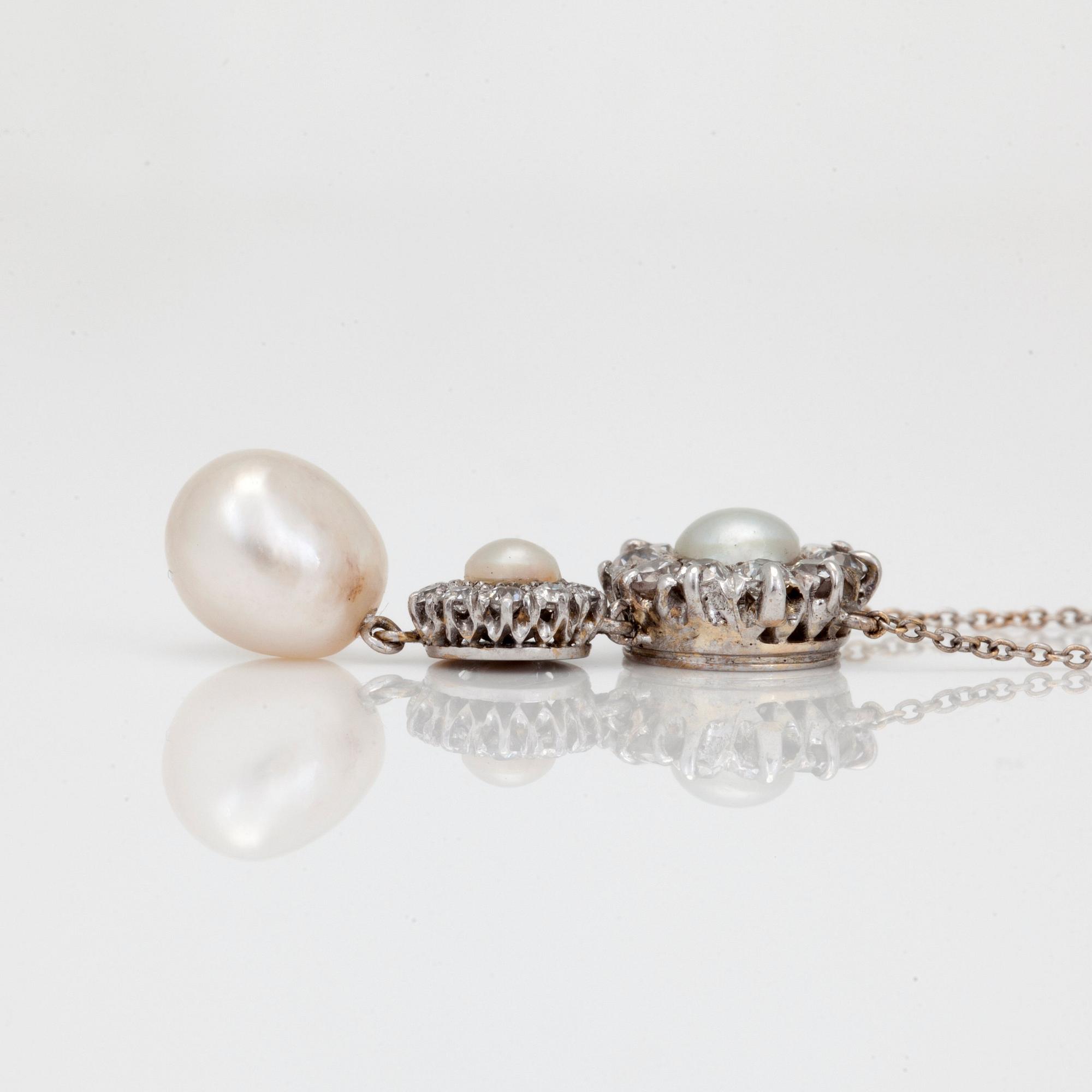 COLLIER med naturliga pärlor samt gammalslipade diamanter.