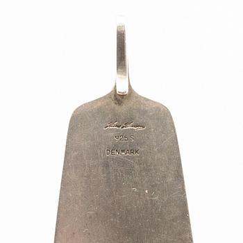 Neck ring, 18K white gold, Pernlos Gold & Silversmithing, 1976, Malmö, and pendant, sterling silver, Hans Hansen, Denmark.