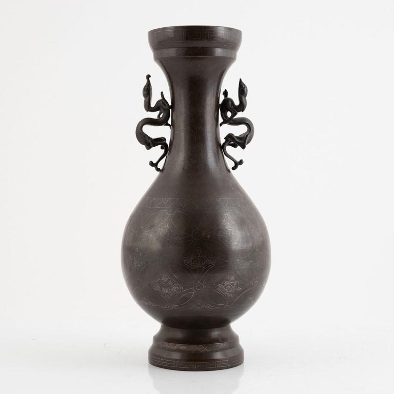 A bronze vase, Japan, Meiji (1868-1912).