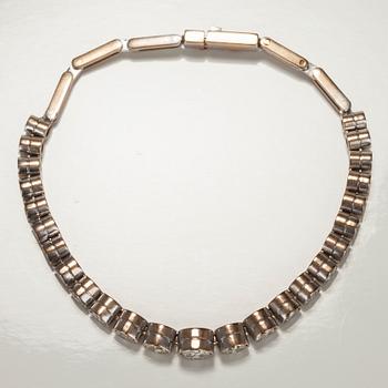 ARMBAND, 18K guld, 25 st diamanter tot. ca 4 ct. Vikt 21,2 g.