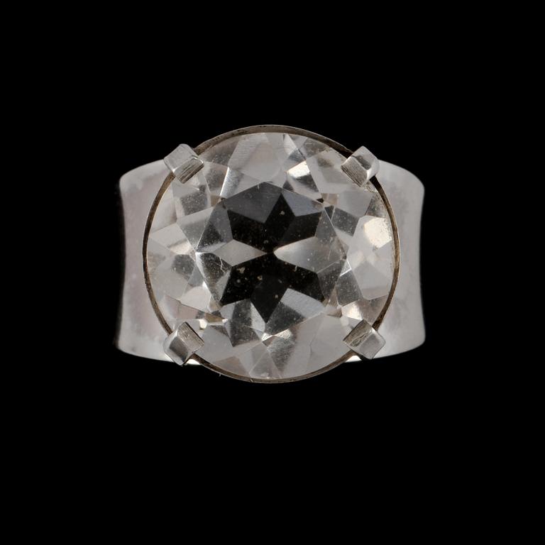 RING, silver samt fasettslipad bergskristall,  Waldemar Jonsson, Skara, 1967. Vikt 9 g.
